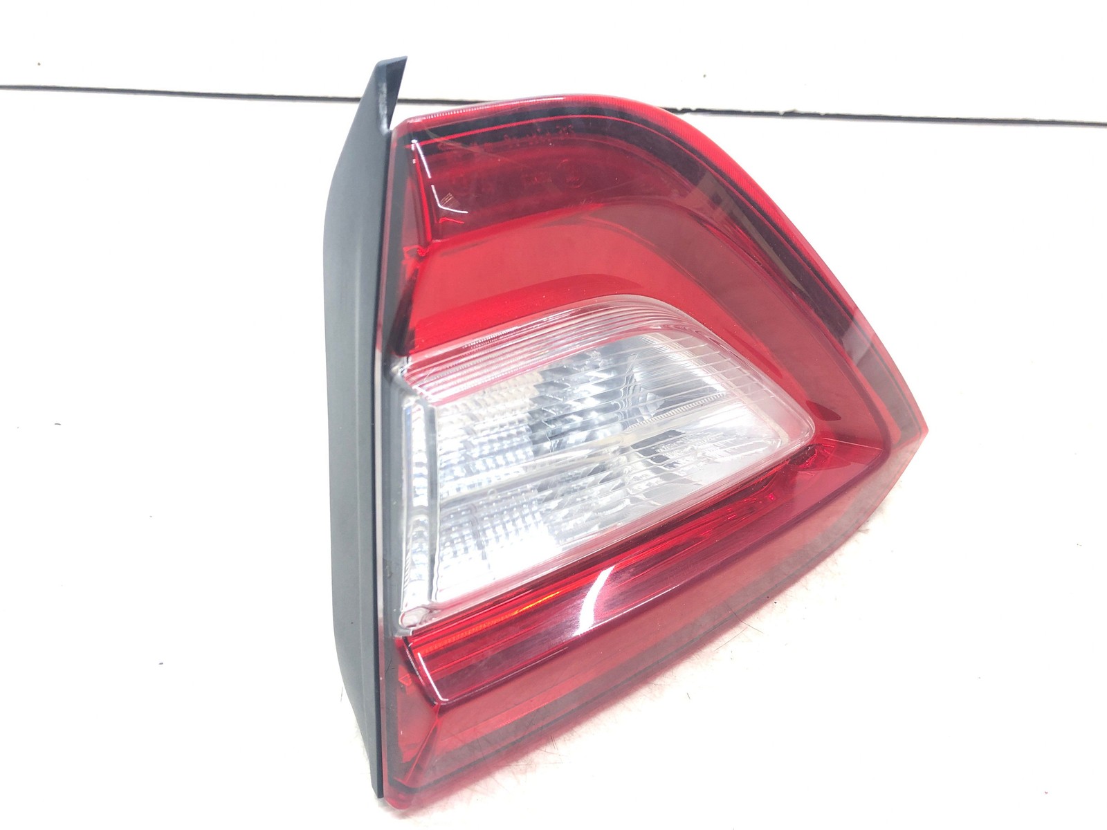 2017-2020 MASERATI LEVANTE RIGHT REAR TAILGATE MOUNTED BRAKE LIGHT TAIL LAMP OEM