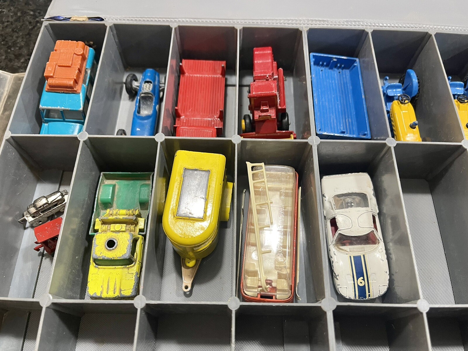 Vintage Miniature Car Collectors 24 Car Show Case With Lot of 12