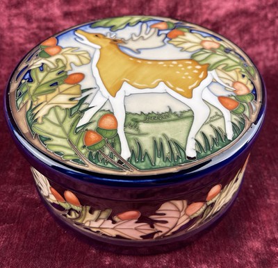 Eine seltene Moorcroft Deckeldose. Hirsch & Eiche Muster. Vicky Lovatt. LTD EDT 5 / 15