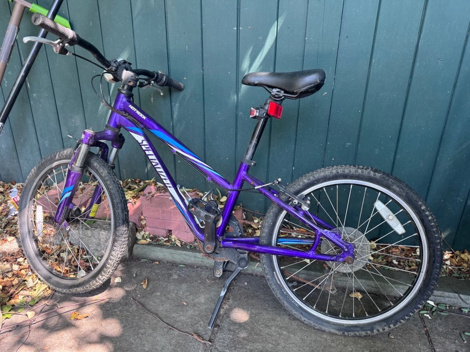 Bicicleta de montaña Hot Rock púrpura especializada para niños Foto 4 de 4