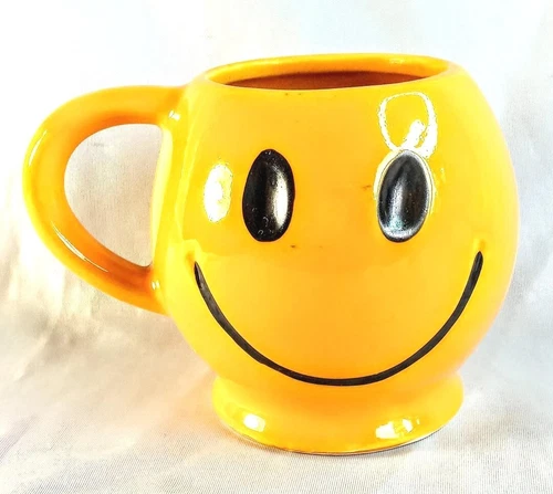 McCoy Pottery Smiley Happy Face 12 oz Coffee Cup Mug Yellow 1970s USA Vintage
