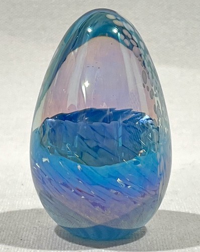 "Pisapapeles soplado Ges Glass Eye Studio Art Egg 2-1/2"" azul y blanco 1991 firmado" - Imagen 2 de 7
