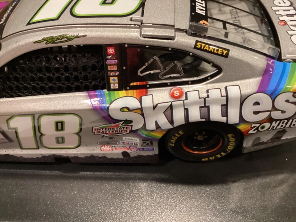 Kyle Busch #18 Skittles Zombie 1:24 2020 Camry Elite - Envío gratuito Foto 3 de 4