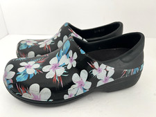 Crocs Comfort Slip Resistant Work Nurse Shoes Womens Clogs Sz 8 Black Flowers
