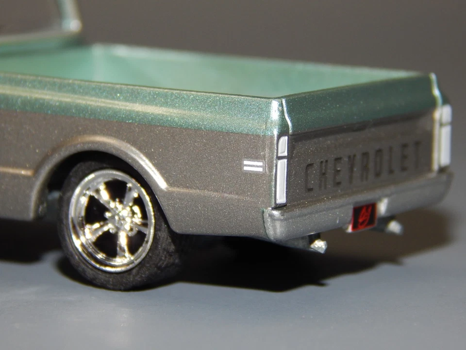 Chevrolet C10 1971 personalizado resto mod plata y verde diorama réplica 1/64 muy buen estado Foto 4 de 4