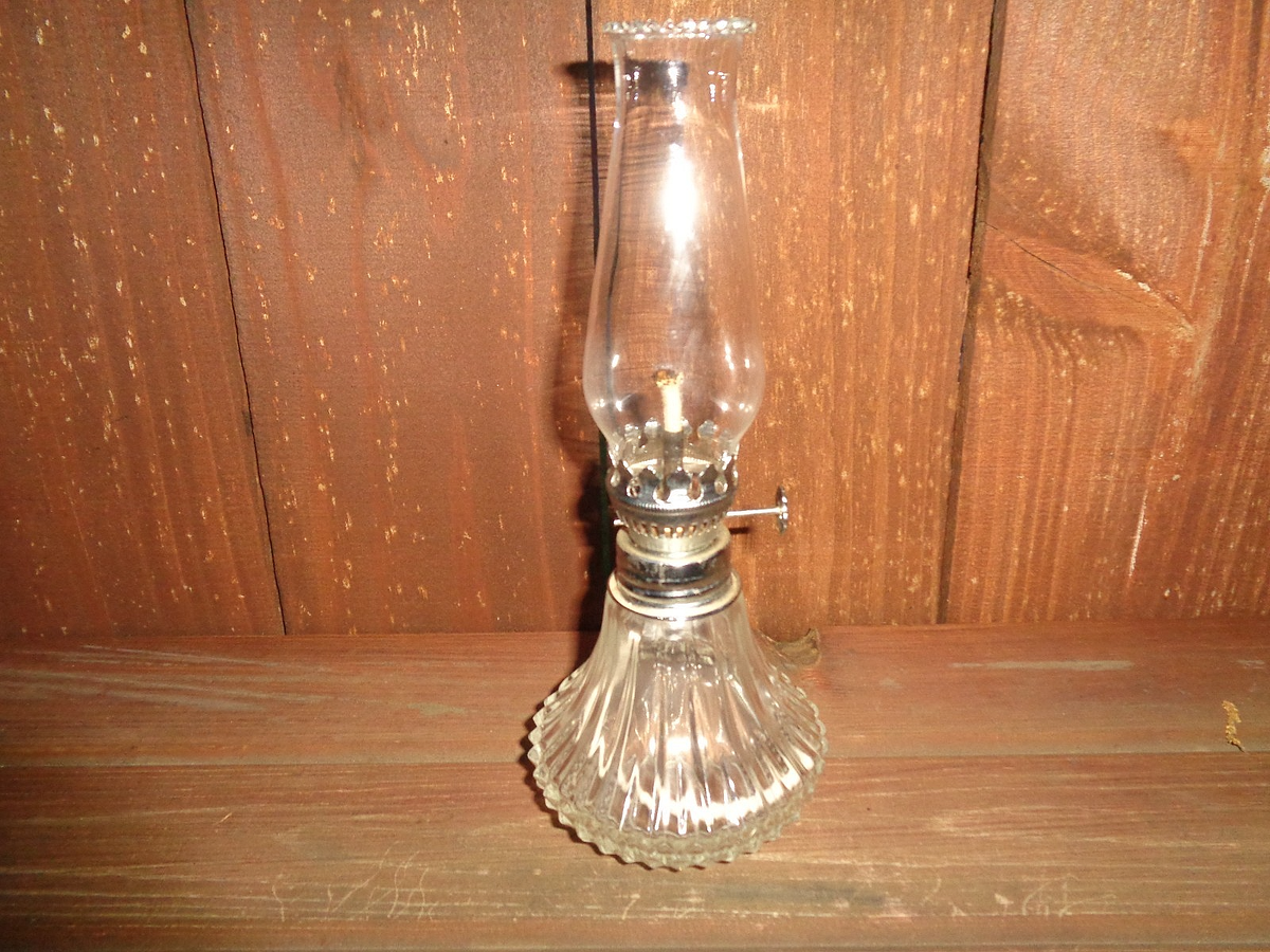 VINTAGE LAMPLIGHT FARMS MINI OIL LAMP 9