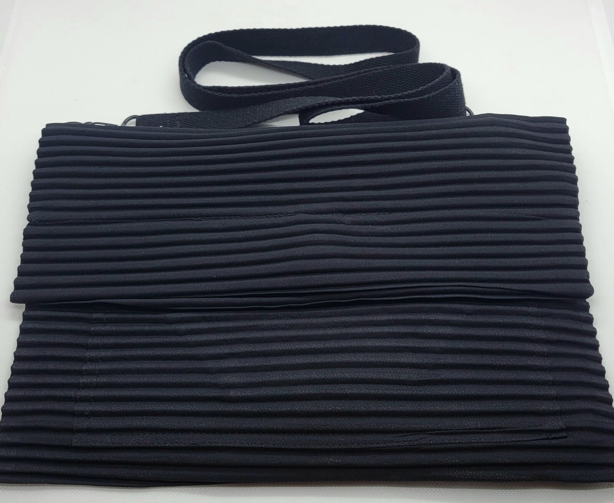 Homme Plisse ISSEY MIYAKE Men's Black Pleats Flat Bag, Messenger