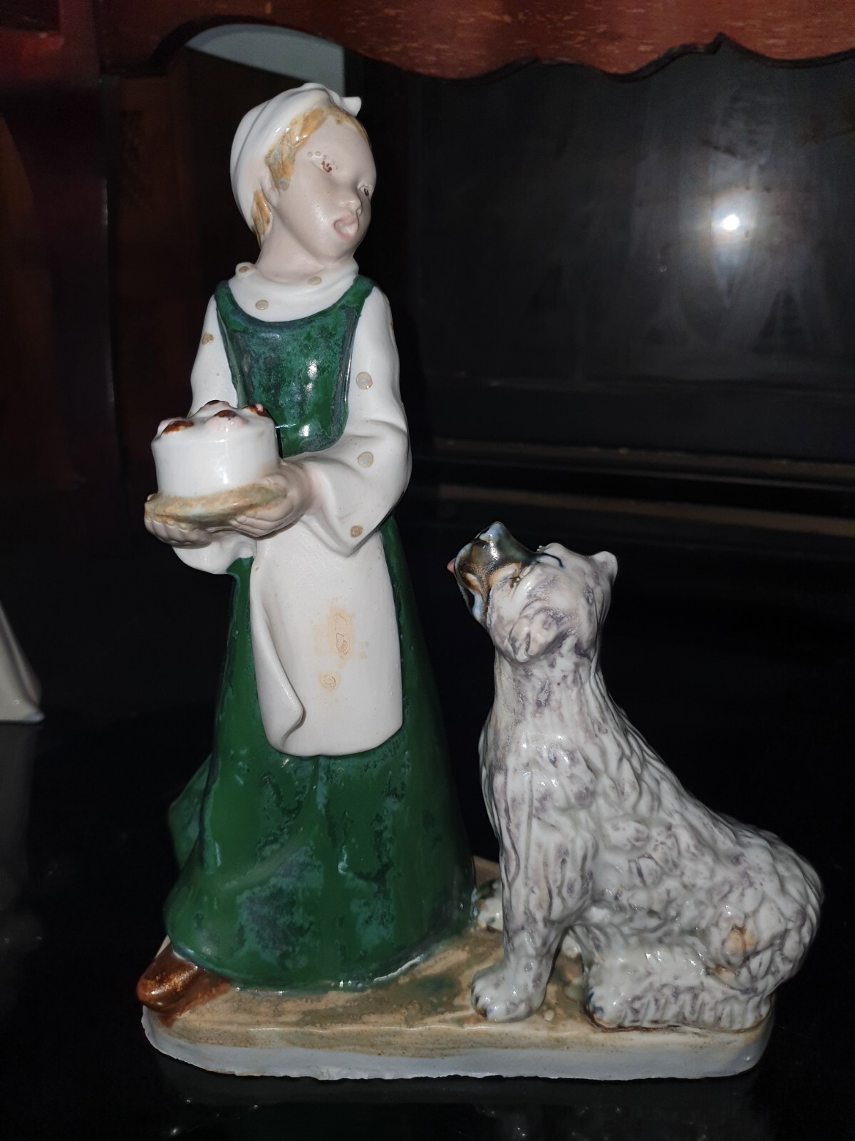 Figura de chica con tarta y un perro posiblemente Ramón Inglés. Años 70