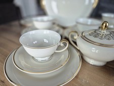 Antico servizio da caffè di Tirschenreuth in avorio con elegante bordo dorato.