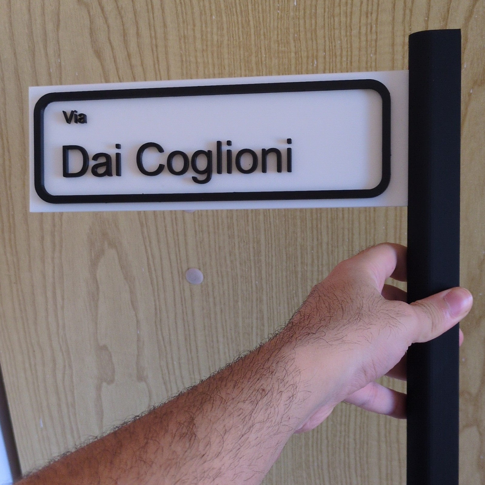 Cartello stradale da tavolo "Via Dai Coglioni" plastica bianco/nero rettangolare foto 5
