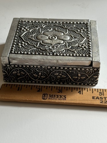 Vintage Handcrafted Trinket Box Metal Aluminum Embossed Jewelry Box India - Picture 12 of 12