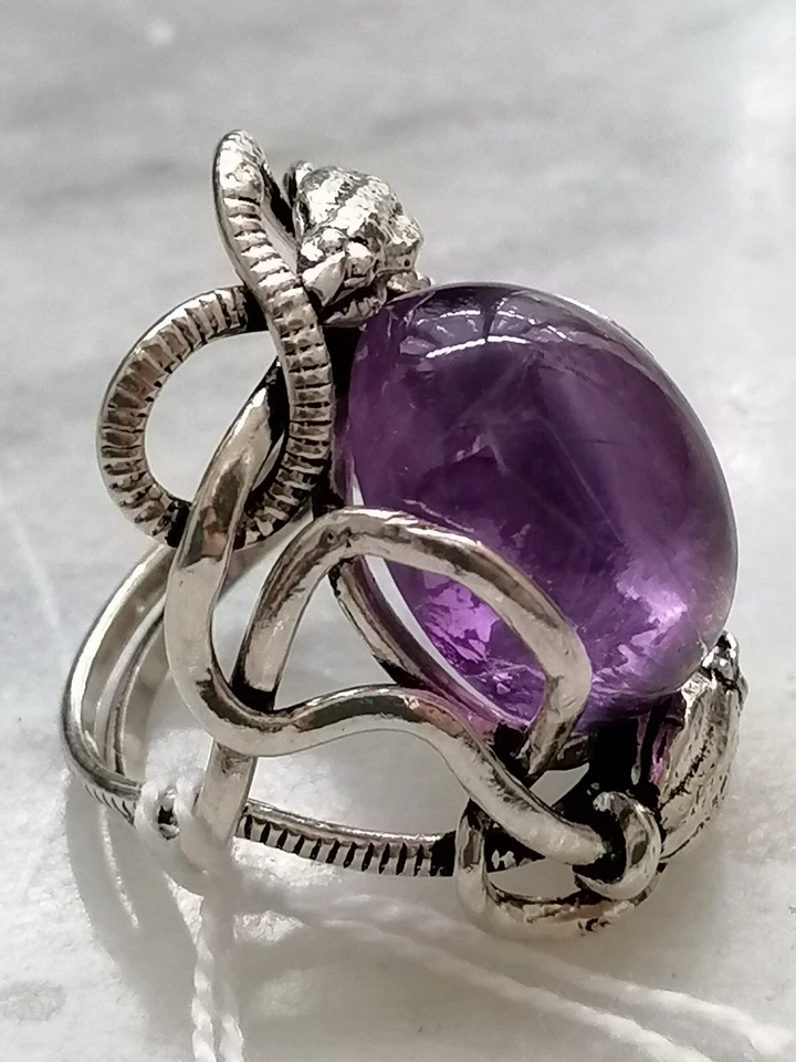 SPETTACOLARE ANELLO CON GRANDE AMETISTA CABOCHON E ARGENTO PEZZO UNICO. - Immagine 4 di 4