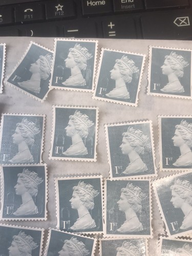 Royal Mail 1st Class Platinum jubilee UNFRANKED stamps x 47 original glue - Picture 3 of 8