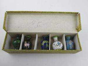 Vtg Set of 5 Miniature Chinese Cloisonne Floral Vases in Box