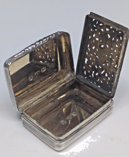 ANTIKE MASSIVE SILBER TASCHENVINAIGRETTE GEPUNZT 1823 THOMAS SHAW BIRMINGHAM