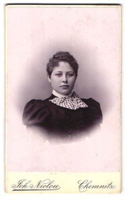 Fotografie Joh. Niclou, Chemnitz, König-Strasse 5, Portrait junge Dame im modis 