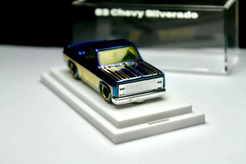 Hot Wheels '83 Silverado Blue Spectraflame personalizzato con vetrina a... - Immagine 2 di 4
