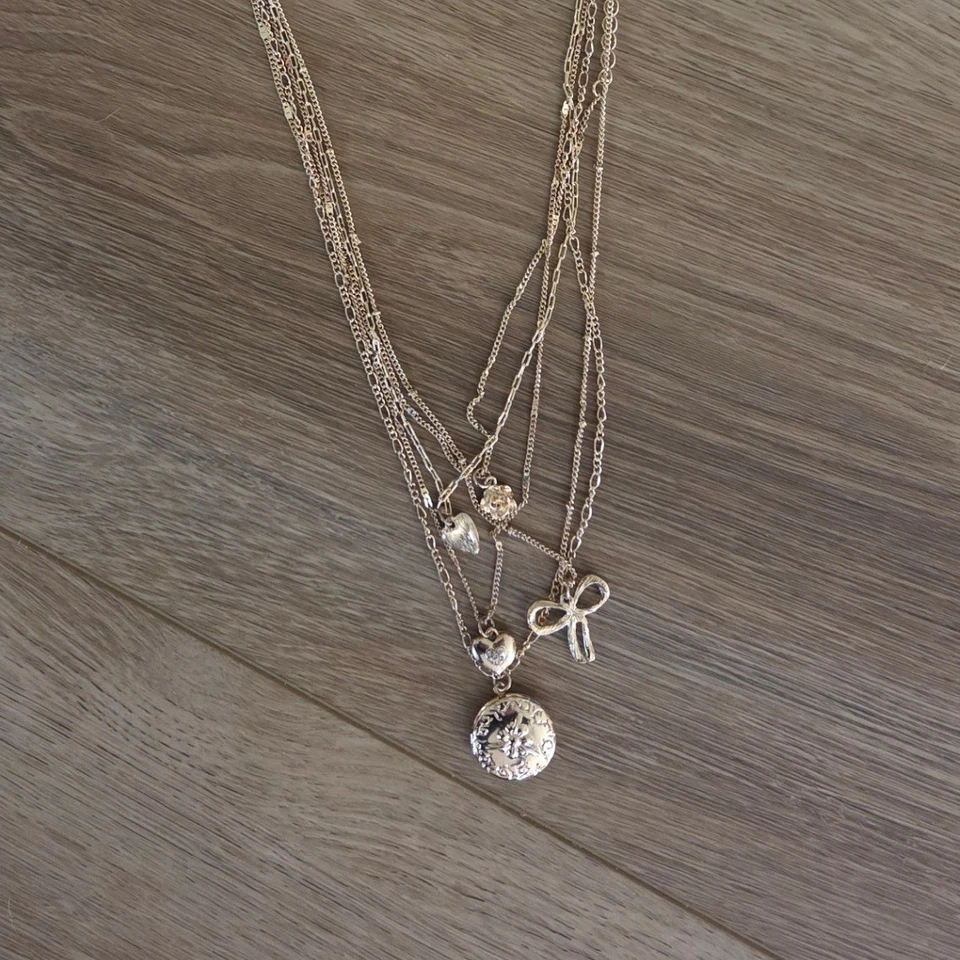 Juego de collar en capas sin níquel BP tono dorado arco corazón medallón flores dijes NUEVO Foto 2 de 4