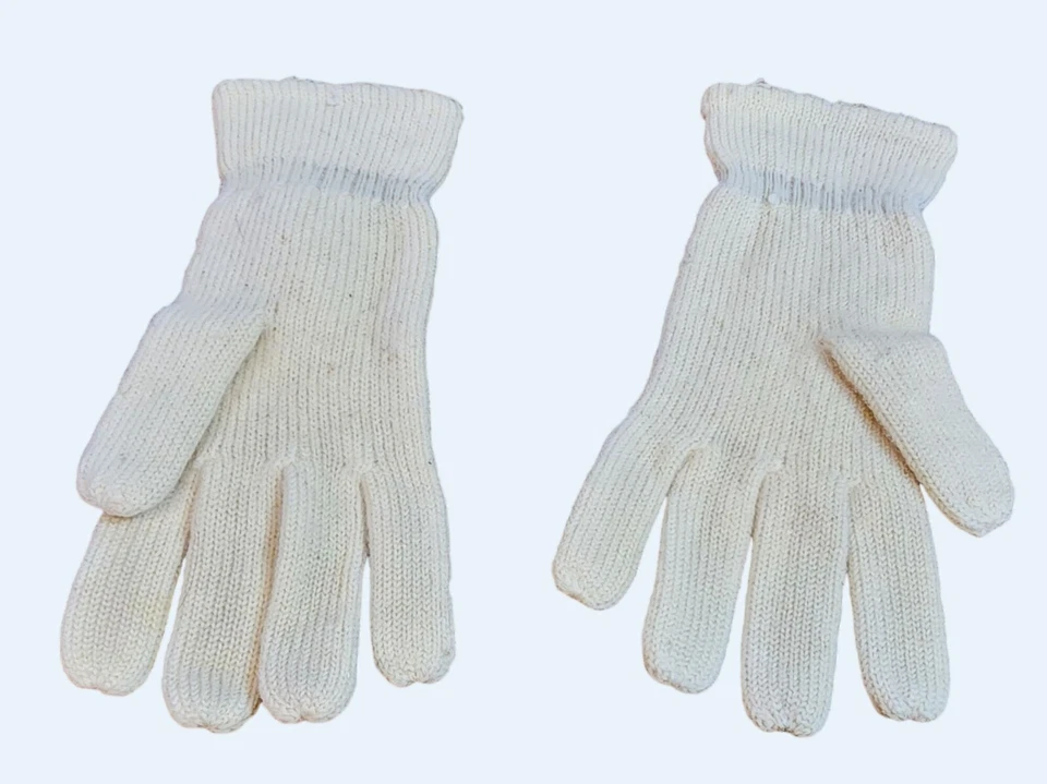 Guantes pequeños de punto blancos vintage con detalles de cuentas Foto 2 de 2