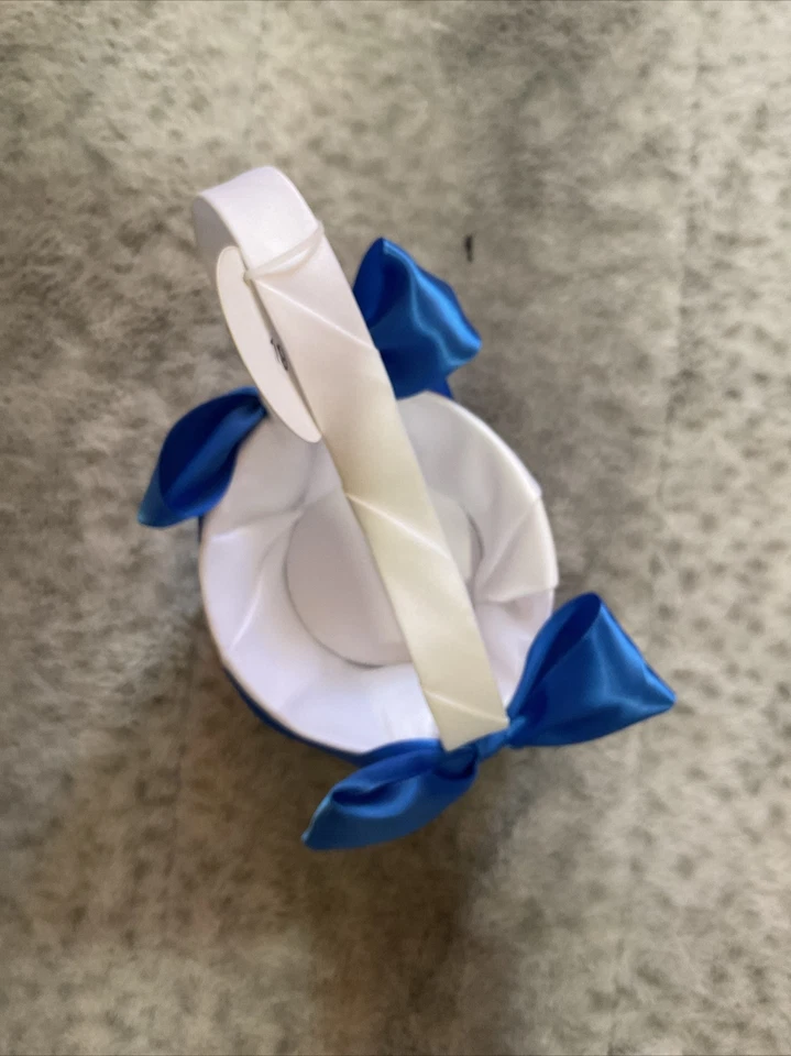 Elegante cesta blanca y azul con flores para niñas para bodas  Foto 3 de 4