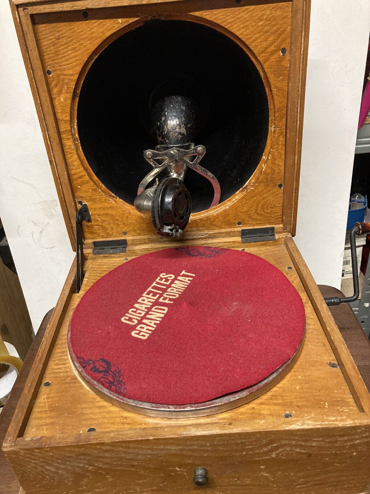 Ancien gramophone sans pavillon