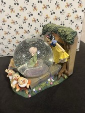 Disney Snow White Kissing Dopey Musical Wind Up Snow Globe