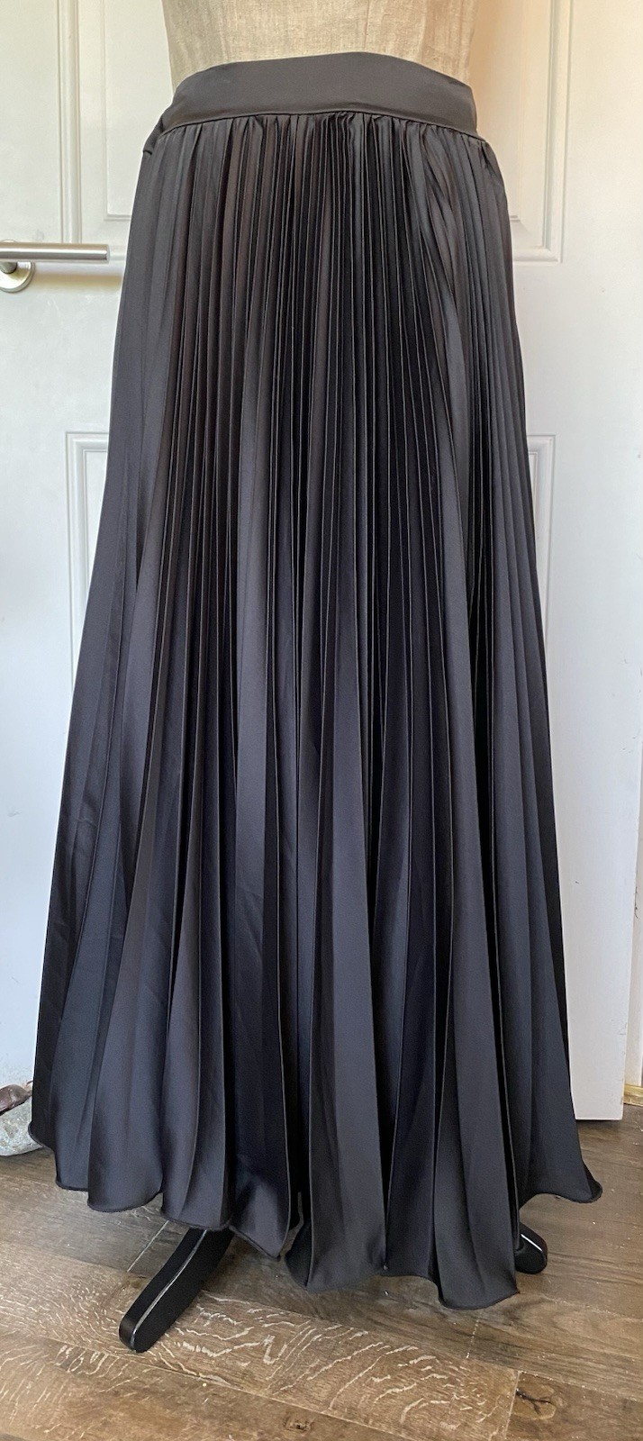 Maxi Falda LAFEE Paris Negra Plisada Satén Talla S Italia Brillante Ajustes Largos 32W