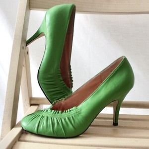 green pumps size 10