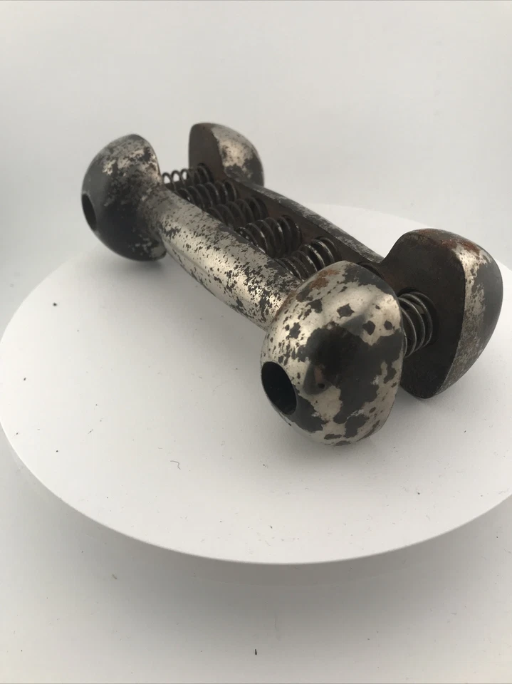 Mancuerna antigua vintage de metal fundido con agarre de resorte Foto 3 de 4