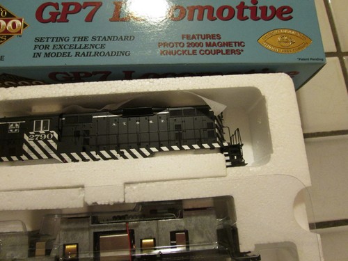 proto 2000 AT&SF SANTA FE GP7 powered engine HO scale - Picture 2 of 6