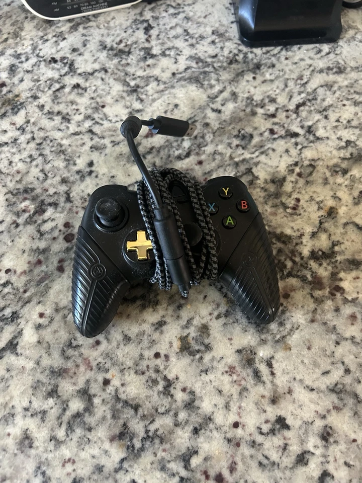 PowerA Fusion Wired Controller For Xbox One And PC- Black And Gold - Image 3 of 4