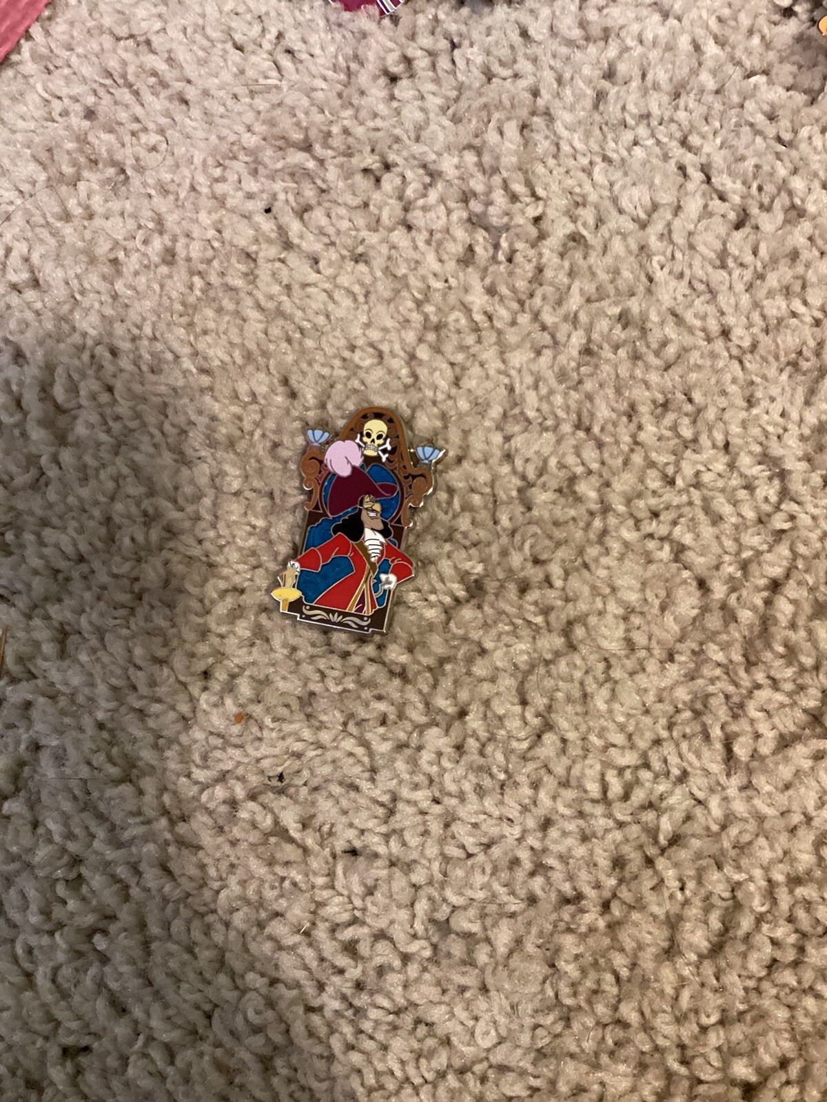WOW!!! 2024 DISNEY VILLAINS “CAPTAIN HOOK” FRAMED PORTRAIT MYSTERY PIN! WOW!!!