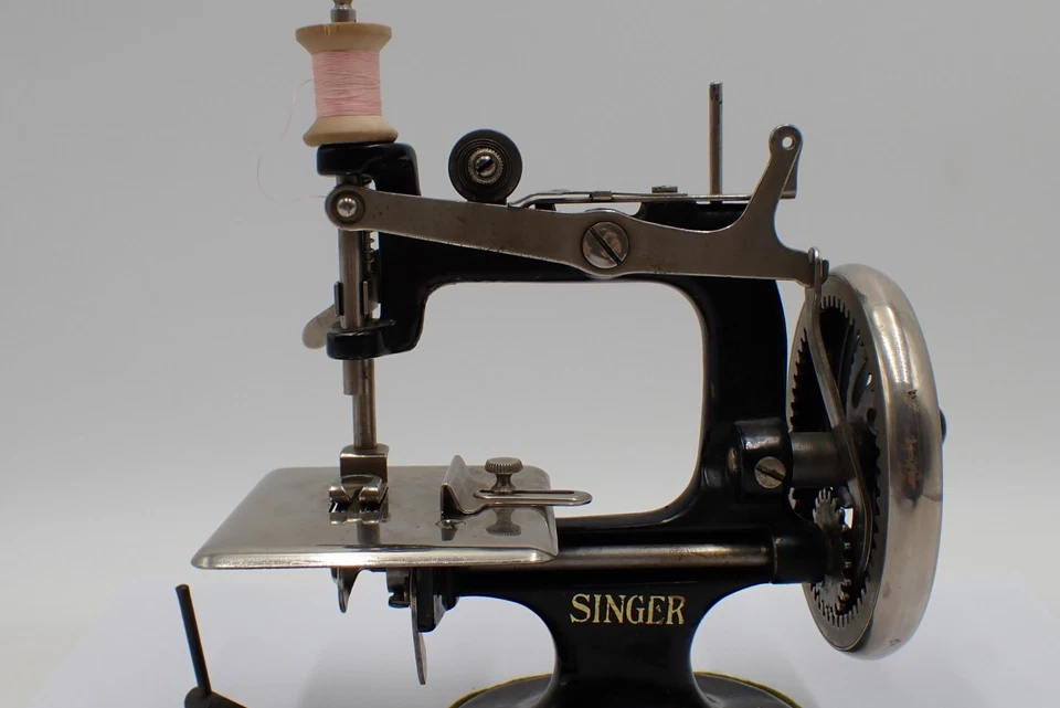 jouet ancien machine à coudre ,Singer pour enfant - Photo 3/4