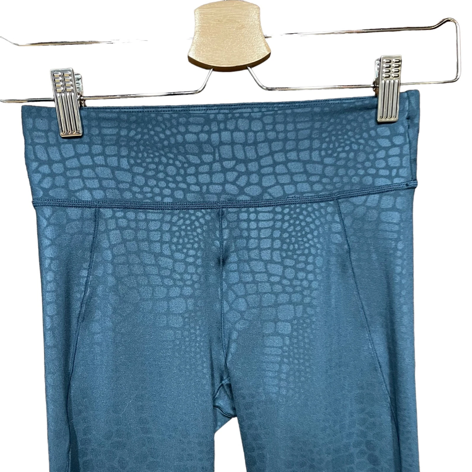 sweaty-betty all day embossed crocodile 7/8 leggings
