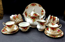 ROYAL ALBERT OLD COUNTRY ROSES 22 PIECE TEASET INCLUDING LARGE TEAPOT