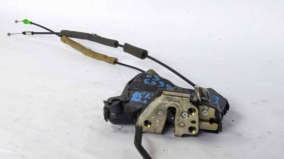 Actuador de cierre de puerta de pasajero delantero derecho Lexus ES300 04-06 ES330 2002 2003 Foto 3 de 4