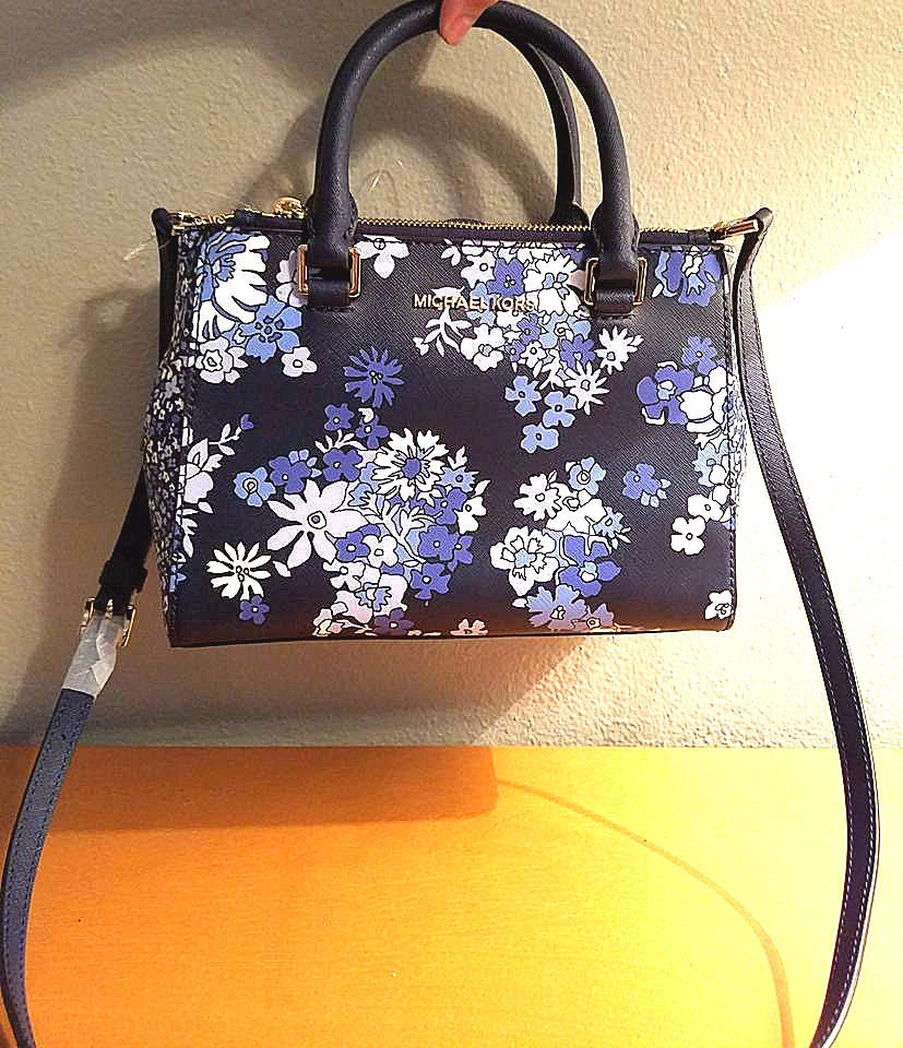 Bolso Bandolera Aunthentic Michael Kors Kellen XS Azul Marino MK Diseño Flor  Foto 2 de 4