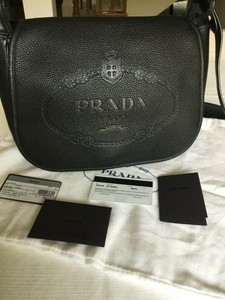 prada pebbled leather bolsa