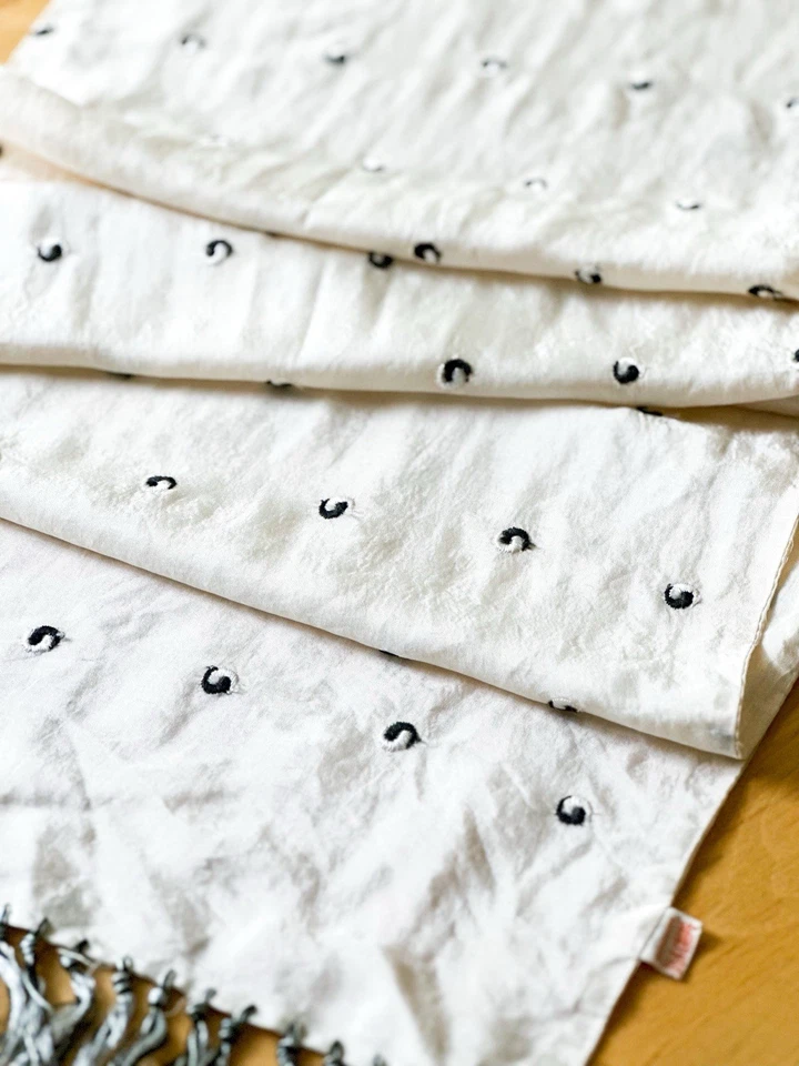 Bufanda de crepé de seda vintage - seda vintage - seda ascot - seda blanca y negra vintage Foto 3 de 4