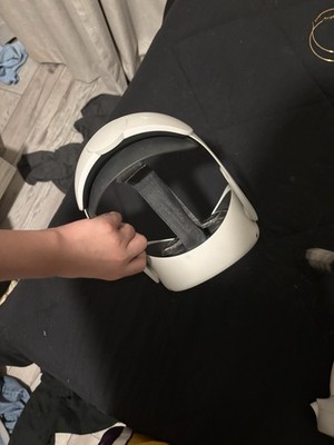Quest 2 VR Has A scar on the left and missing head rest and is used.
