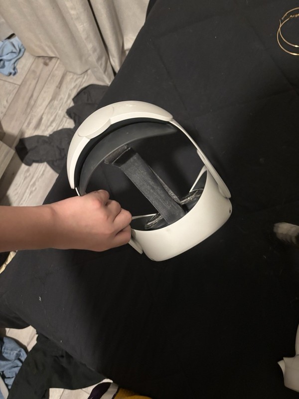 Quest 2 VR Has A scar on the left and missing head rest and is used.