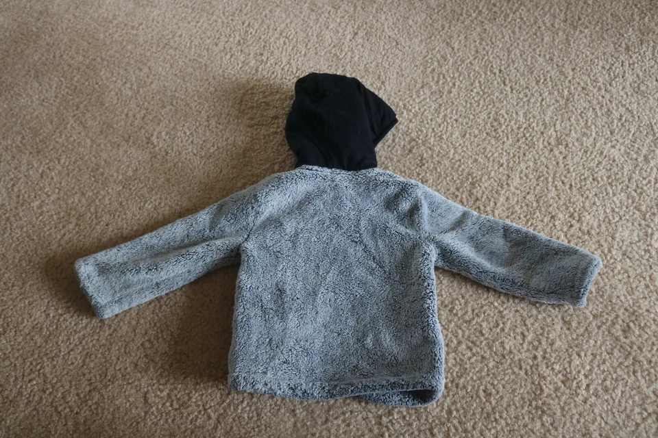 Espléndida Chaqueta con Capucha Negra/Gris Talla 12/18M Foto 2 de 4