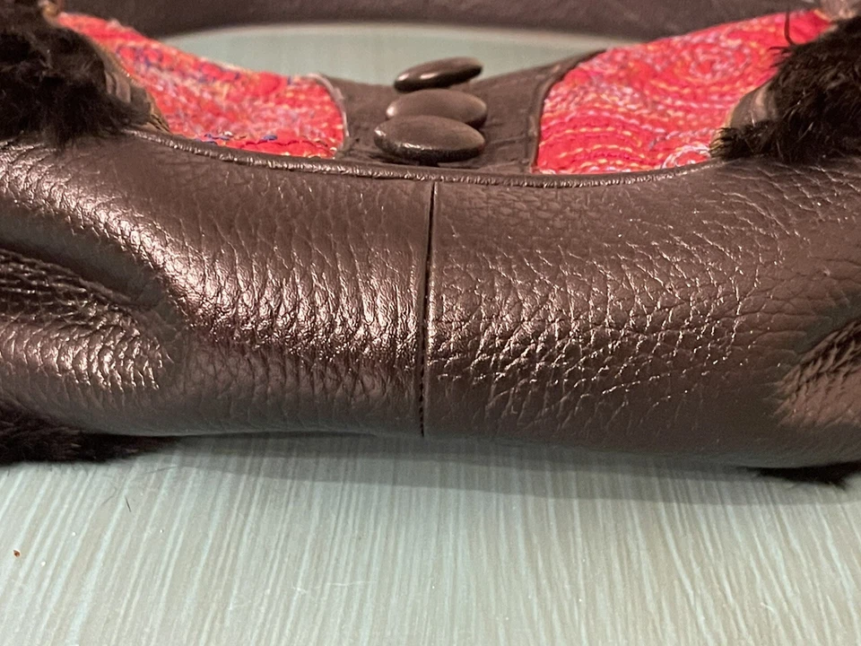 Винтажная маленькая кожаная сумка-тоут Shanghai Tang с черным мехом и красным шелковым одеялом - Изображение 4 из 4