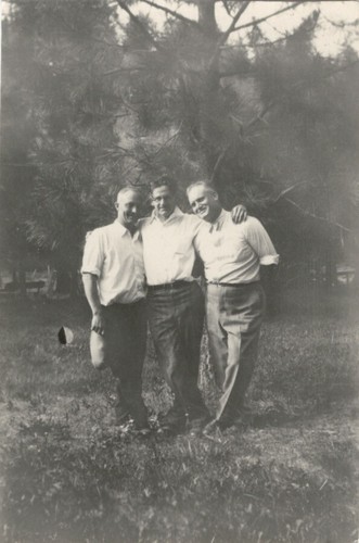 Vintage Photograph Middle Aged Men posing - 第 1/1 張圖片