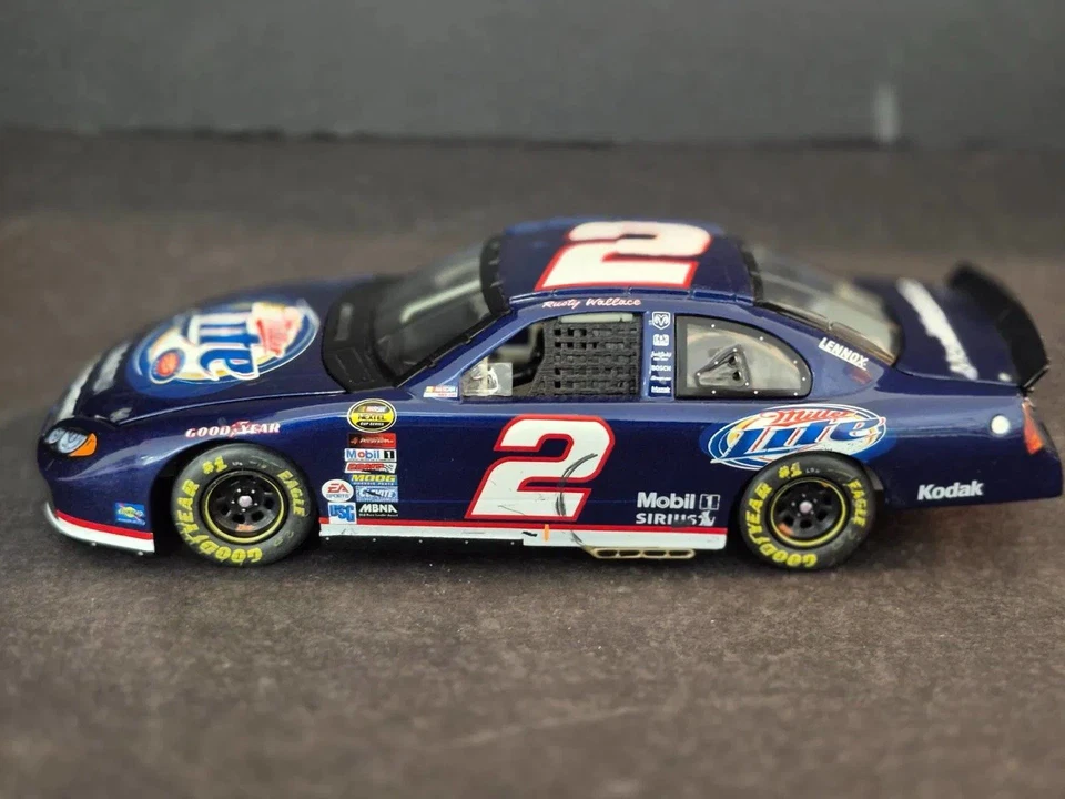 Acción #2 Rusty Wallace Miller Lite Martinsville Win 2004 con neumático de carreras 1:24 Foto 2 de 4