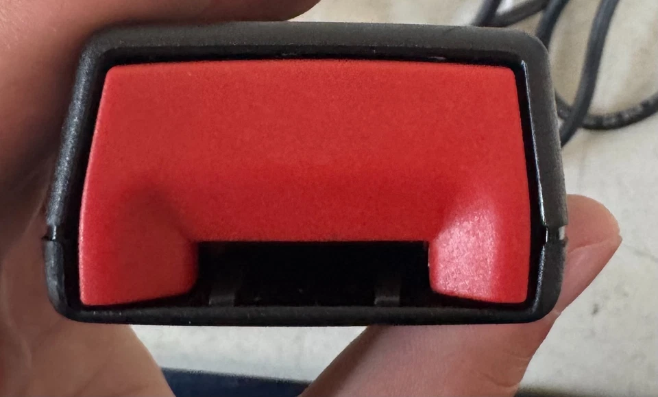 Fecho/prendedor de cinto de segurança - Mercedes-Benz (220-860-18-69-9B51) - Imagem 2 de 2