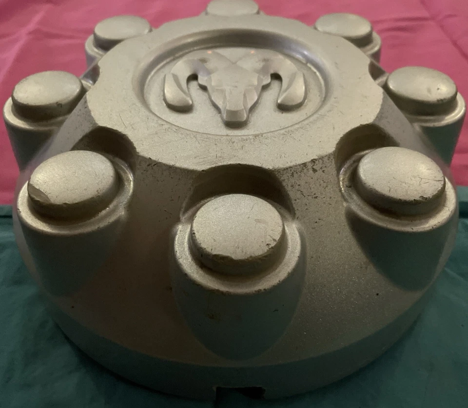 Tapacubos central Dodge Ram Silver 1500 2500 3500 Power Wagon OEM 2003-2012 Foto 3 de 4