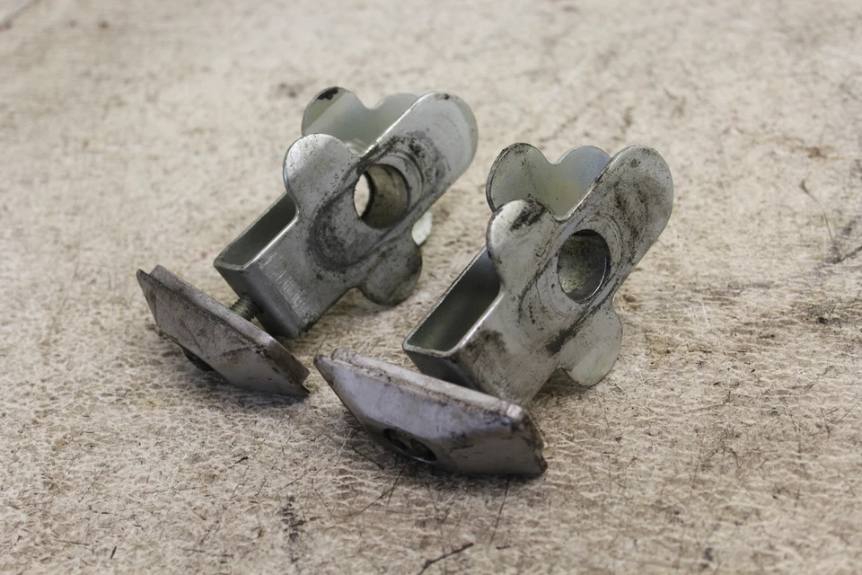 2001 SUZUKI BANDIT 600 OEM SWINGARM CHAIN TENSIONER ADJUSTMENT BRACKETS D8D Foto 3 de 3