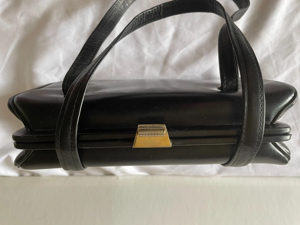 Cartera de mano vintage francesa de los años 50 de cuero negro con asa superior Foto 4 de 4