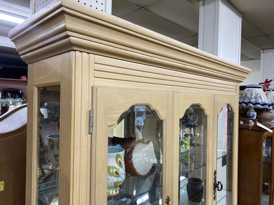 Mueble de curiosidades iluminado PULASKI 57044 Foto 3 de 4